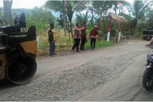 Kadis PUTR saat monitoring perbaikan jalan Ciniru-Hantara.